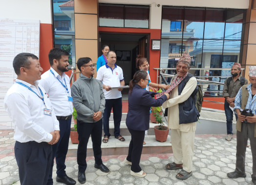 मिति २०८२-५-२२ निजामती सेवा दिवसको अवसरमा यस कार्यालयबाट सेवा प्राप्त गर्नुहुने पहिलो सेवाग्राहीलाई सम्मान गरियो ।